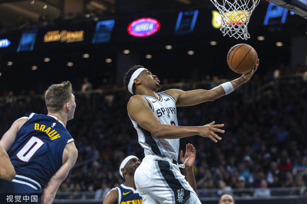 显得紧张激 显得紧张激